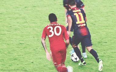 如何在足球球场上装x,在家就能练的足球技巧增加球感