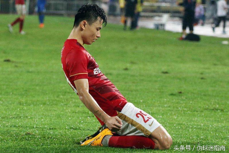 足球运动员是做什么的,足球球员是干什么的