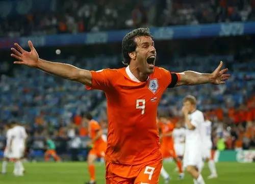 适合跟有投射的中锋打的战术,中锋比较强势的战术