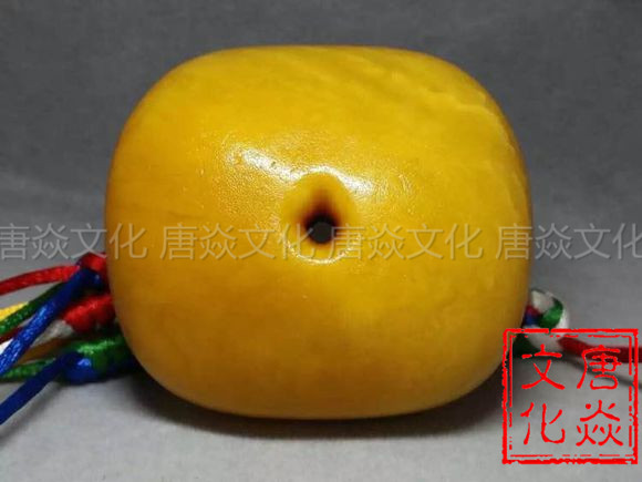 蜜蜡真假的分辨最简单方法是什么,蜜蜡打紫光灯一定能鉴别真假吗