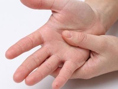 手部起湿疹怎么办？用药加护理轻松应对