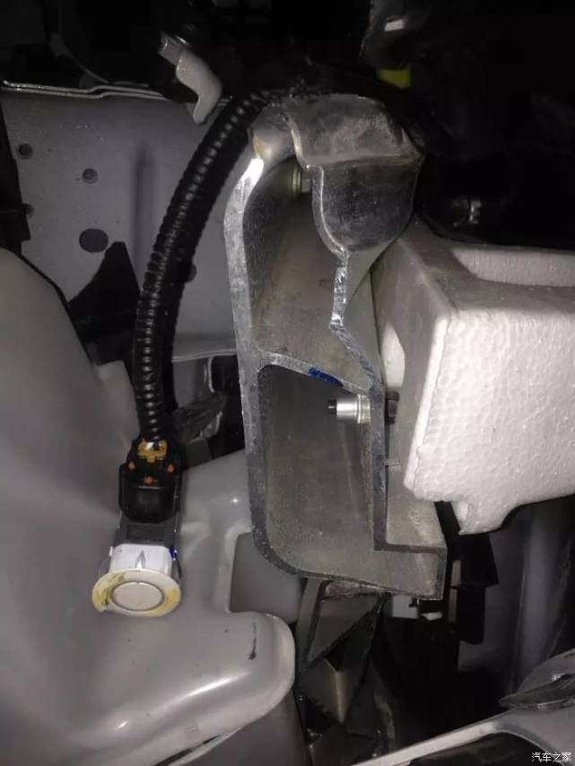 为啥不能疲劳驾驶？新车撞报废算轻的，还好能捡回一条命！