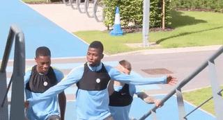 英超首轮压轴大戏,曼城发布新赛季主场球衣