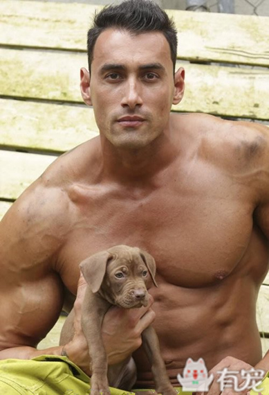 搜救犬看见消防员抱着小奶狗 (消防员训练发现小奶狗)