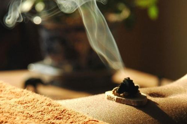 四十度高温天，为何大妈争相“趴石头”大妈们不热吗？