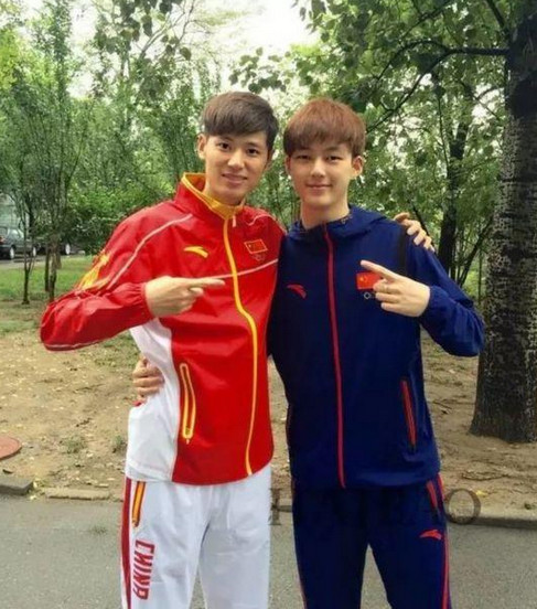 不要再说中国队服丑了明明时尚圈的西红柿炒蛋很美