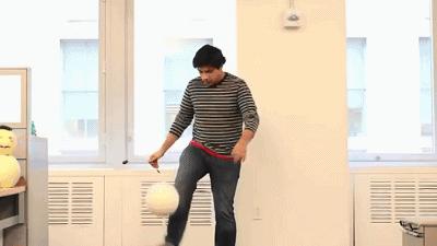 足球奥巴马名场面,奥巴马踢足球视频