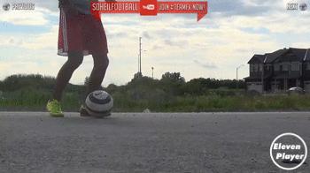 足球左扣右拨变向运球过人,足球变向摆脱技巧图解