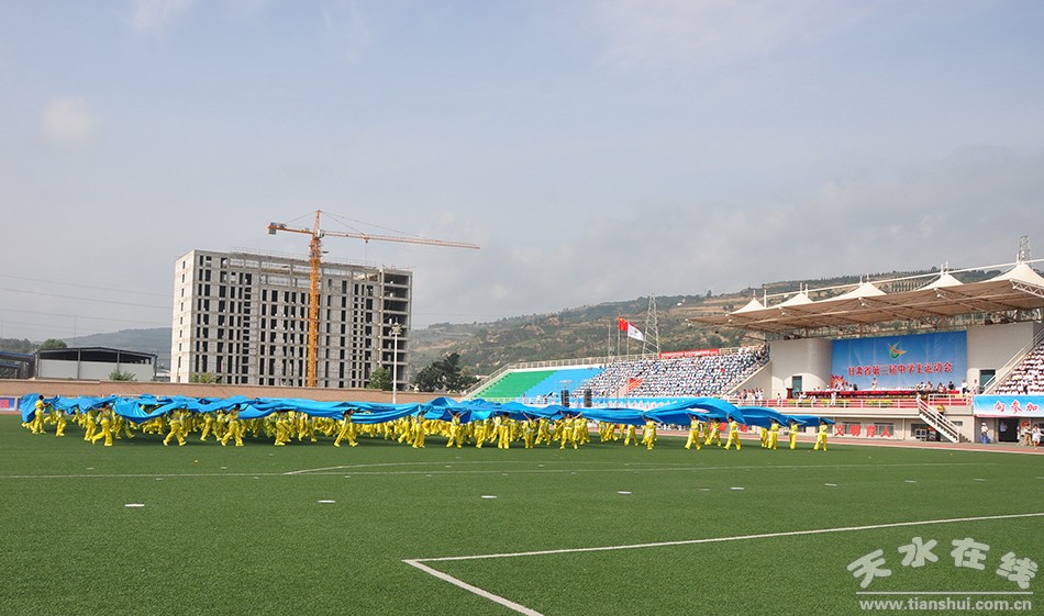 爸爸看到夏令营的女儿晒黑了,爸爸看到女儿军训被晒黑