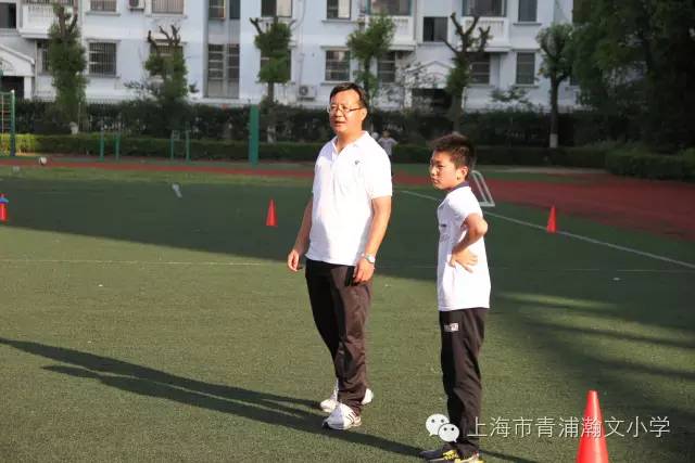 区县教育瀚文识才，前申花队队长刘军等专家来校指导学校足球工作