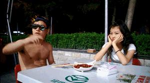 卧槽，这男的好可爱，好想抱抱他媳妇