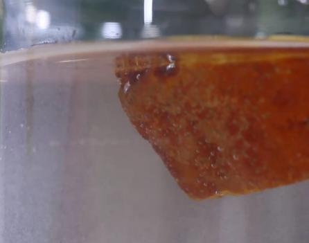 放多少盐入水中来鉴别蜜蜡真假,用紫外线怎么鉴别蜜蜡的真假