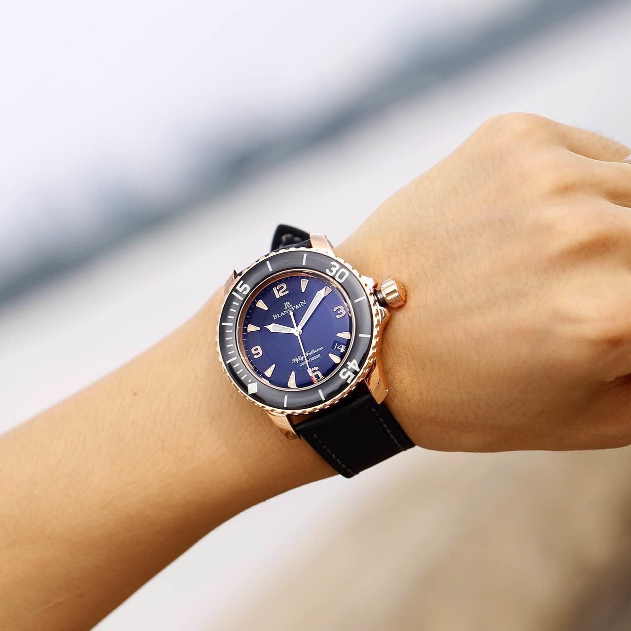 男人最好的名片是自己身边的女人,男人手腕戴的玉腕牌