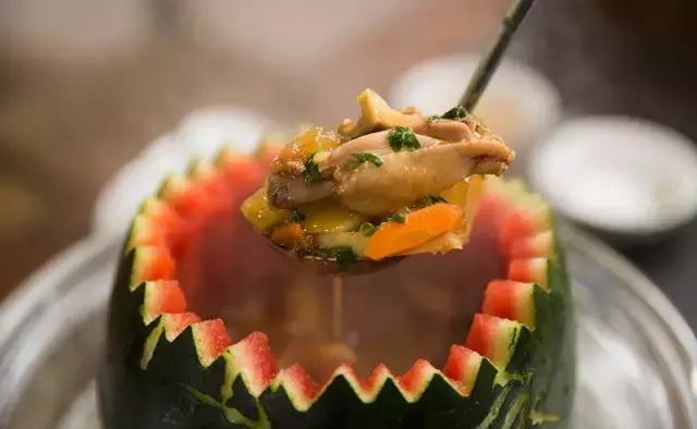 奇葩！泉州这家餐厅竟开在3D电影院里！招牌菜是西瓜皮！