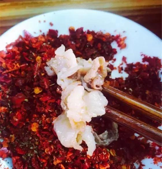 招牌都没有！开在厕所边！5家脏乱差的“黑店”门口却有一排豪车