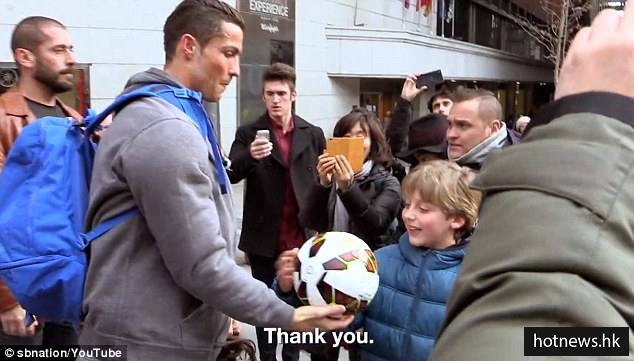 C罗扮成游民在街上踢球把妹还被拒绝