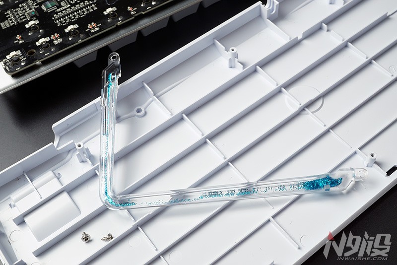 键盘也玩水冷?达尔优水耀EK815机械键盘拆解评测