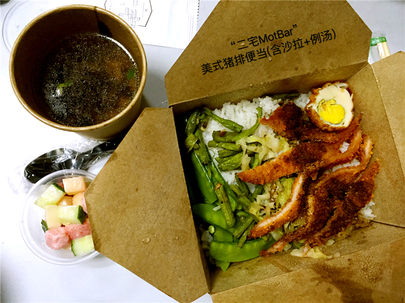 简单的工作餐但却吃得很幸福,工作餐将就吃