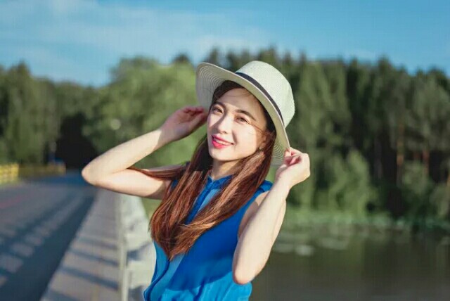 小女子暑假被老爸骗去代酒，莫名其妙被一官二代小弟搭讪嫌弃！