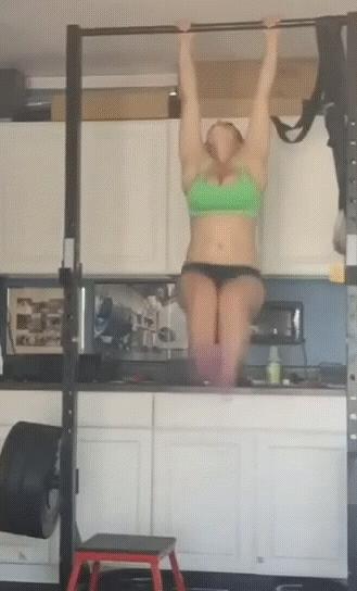 城会玩！开着汽车踢足球，用挖掘机当守门员