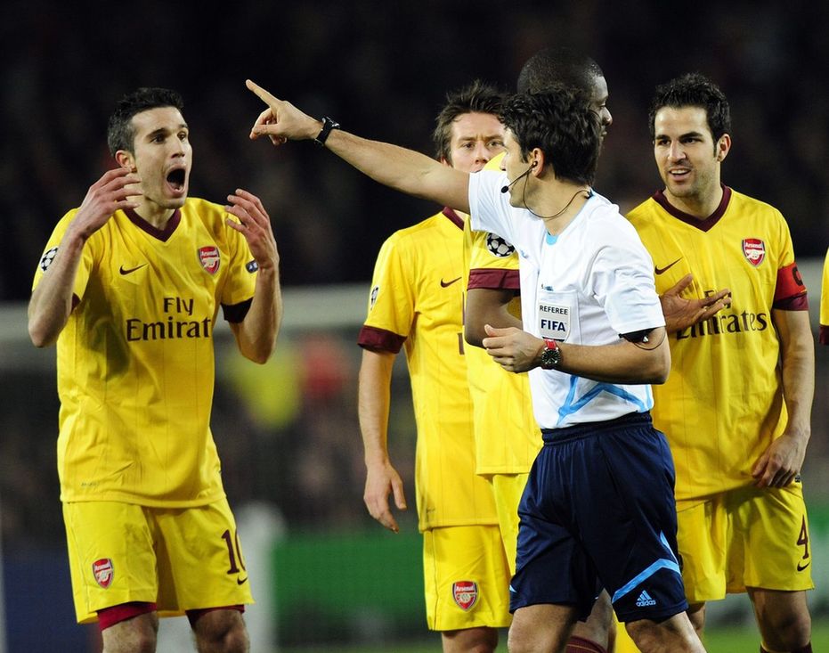 一张红牌结束,一张红牌罚下了自己