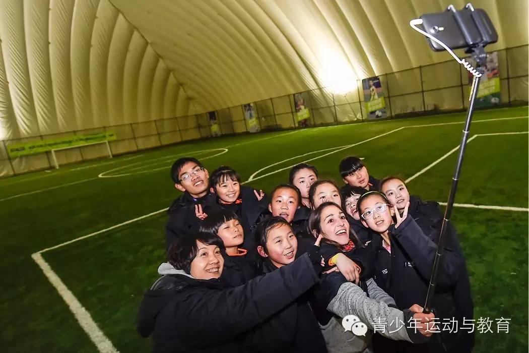 足球训练营冬训校园足球,扎根绿茵青训的“孩子王”外教