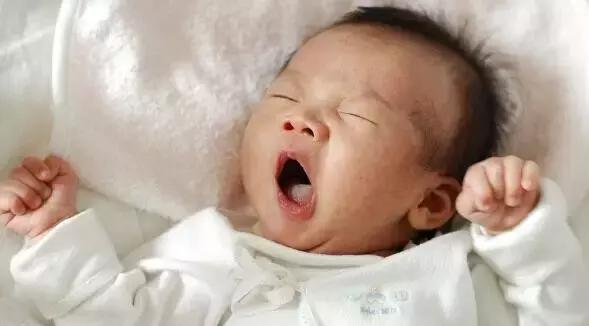 手皮肤褶皱脱皮用什么药膏好呢,眼皮痒红肿脱皮起褶皱怎么治疗