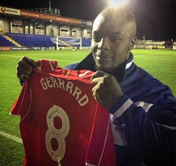 200斤黑又硬，卧推400斤！他就是史上最强壮的足球运动员