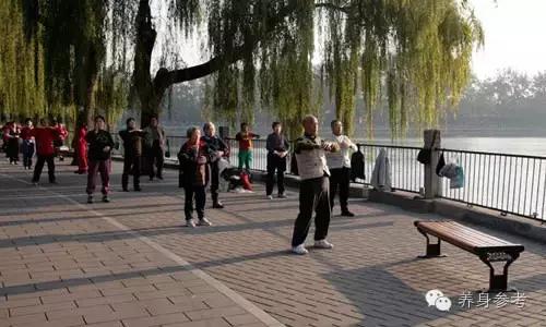 告别白发其实很简单,白发三千丈缘愁似个长的后一句