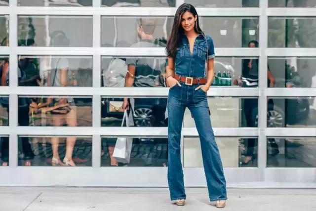 这个牌子的牛仔裤请给我来一打！