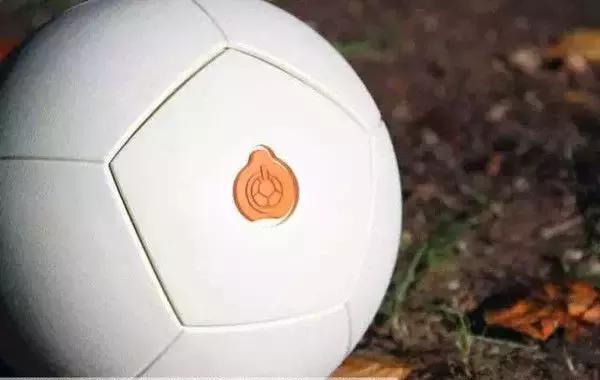 黑人学霸姑娘众筹10万美金为非洲儿童制作发光足球