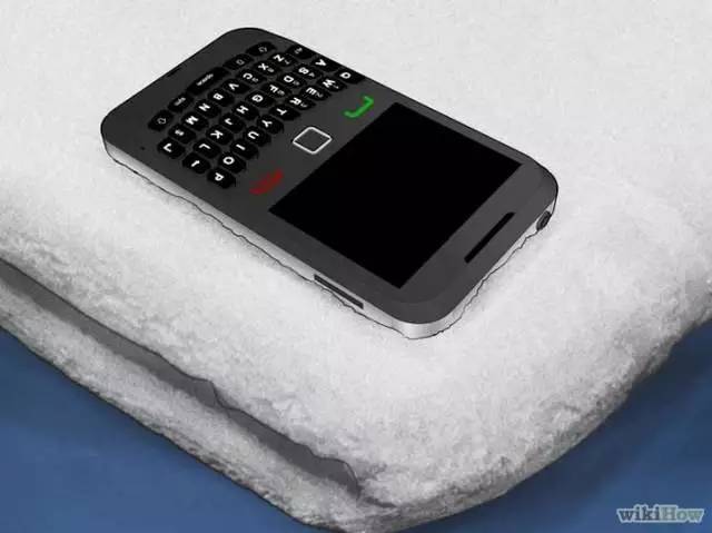 手机泡水里正确处理方法,手机泡水了怎么办一秒搞定