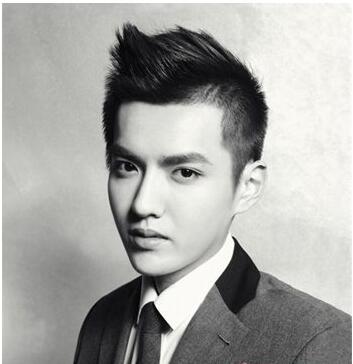 两边剃短的男生发型叫什么发型,两侧剃短中间留长男士发型