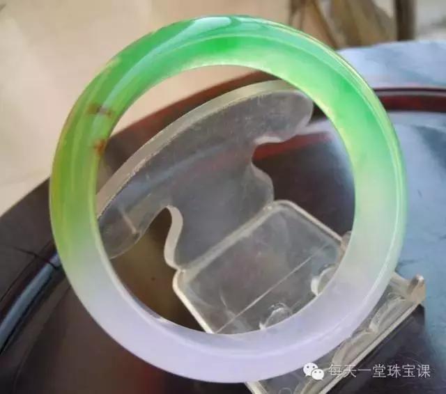 为什么有的玉戴一段时间后变颜色 (玉戴时间长裂纹会没有吗)