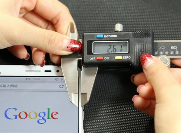 目前哪个手机黑边最小,手机上一个黑点