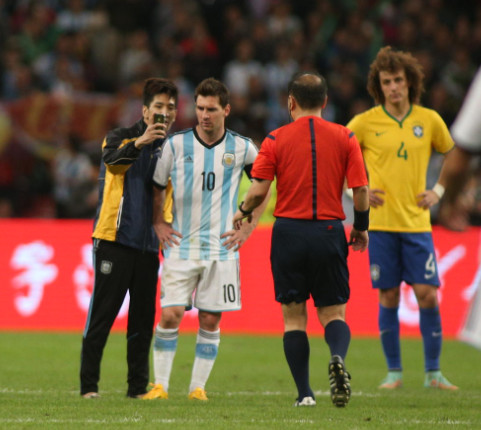 球迷冲进球场膜拜偶像梅西,球迷冲上场地膜拜梅西