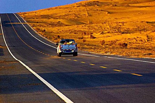 轮胎卡石子怎么抠掉,轮胎卡石子如何去除