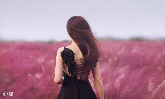 小说：战神隐藏身份归来，却被混混围困，手下直接开车破墙而入