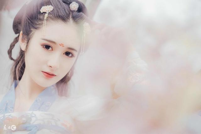 小说：母亲早亡，父亲厌弃，八岁嫡女却成皇家团宠，做了国师徒弟