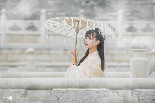 小说：王爷一摸她脸，发现手感细腻光滑，马上壁咚她：我帮你退婚