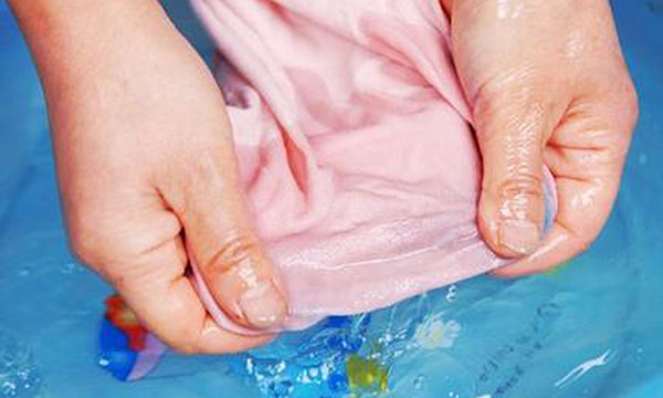 去除家务顽固污渍小妙招,家居顽固污渍克星洗衣服