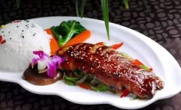 白露节气饮白露茶,暑退凉风起闲饮白露茶