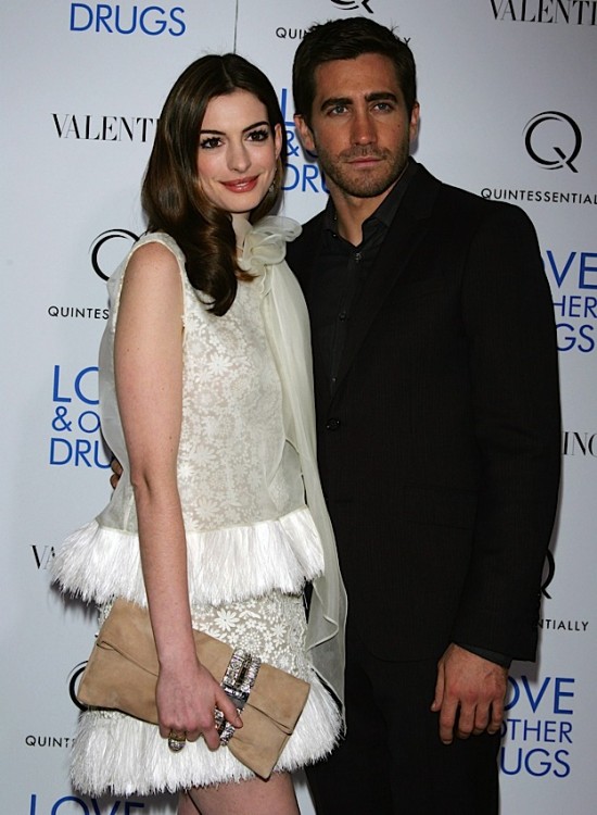 安妮海瑟薇短发生活装,安妮海瑟薇身穿孕妇装