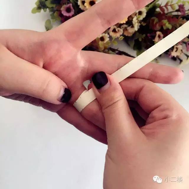 怎么测量手指是戴几号戒指,用皮尺测量手指7.7戴多大号戒指