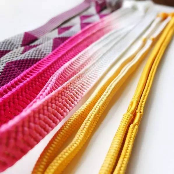 把绳子绑在脖子和脚踝上,把绳子系腰上