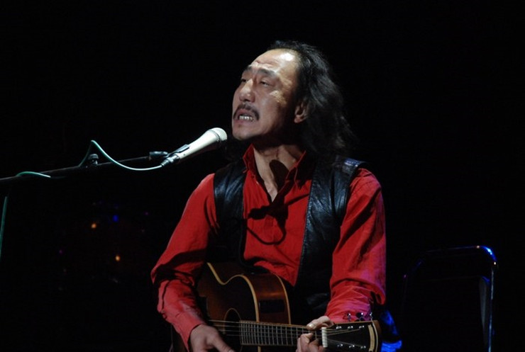 这个看起来疯癫的老头，是“摇滚鼓王”的哥哥，中国民谣界的传奇