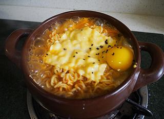 韩式泡菜部队锅做法,部队锅韩式火锅味道