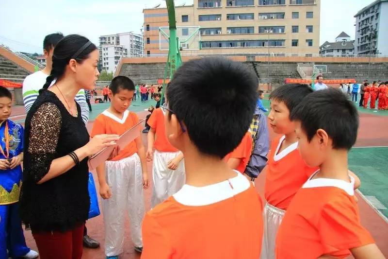 走进小学向着梦想出发,朝阳小学向快乐出发