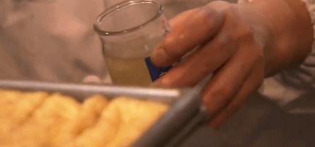 这家在街角开了60年的小摊，只卖一种料理，连个座位都没有，却把大家都暖哭了