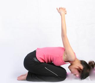 瑜伽靠墙手臂向上脚尖站立,瑜伽怎样练出手臂上的力量